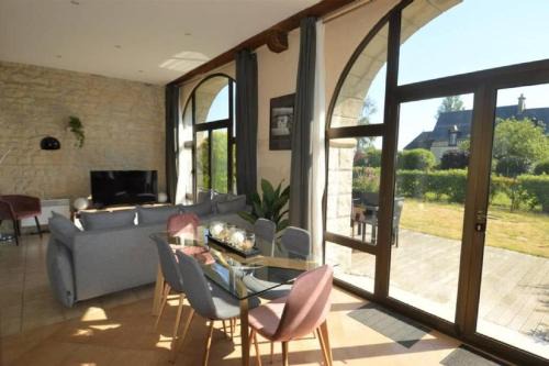 Commes Apartamento | Appartement lumineux et cosy avec jardin vue sur chateau près Port en Bessin, Bayeux et Omaha Beach
