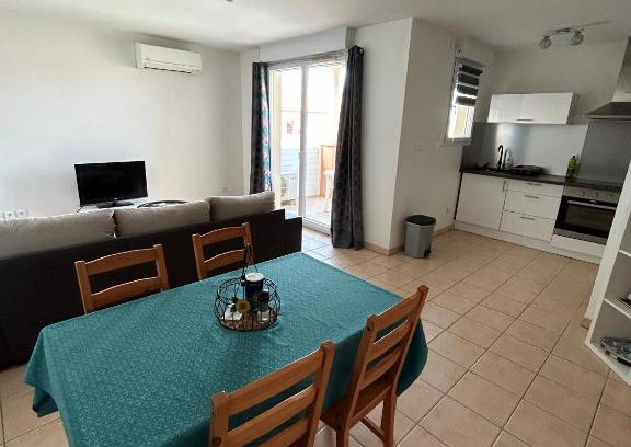 Meze Apartamento | Appartement moderne en résidence avec piscine