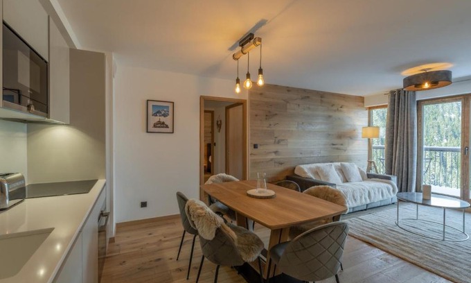 Courchevel Apartamento | Appartement Neuf 65m² Courchevel Moriond, 2 Chambres + Cabine, Balcon, Parking Couverts, Skis aux Pieds - FR-1-563-127