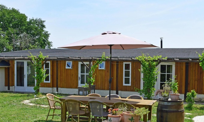 Marcheseuil Apartamento | Apartment on small holiday estate