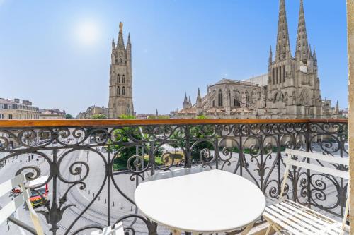Hotel de Ville - Quinconces Apartamento | Appartement Place Pey Berland avec balcon et parking