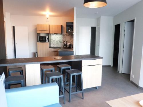 La Tranche-sur-Mer Apartamento | Appartement PMR 2 Chambres, Face Plage, Piscine, Balcon, Pour 6 Personnes, Animaux Admis - FR-1-194-222