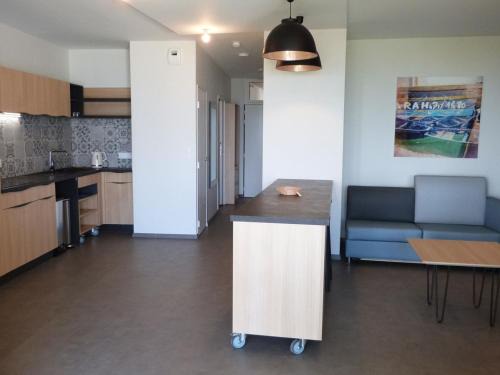 La Tranche-sur-Mer Apartamento | Appartement PMR avec balcon, piscine, parking et plage à La Tranche-sur-Mer - FR-1-194-229