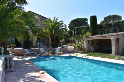 Frejus Apartamento | Appartement Rez de Villa - 4 personnes - Fréjus - Vue piscine