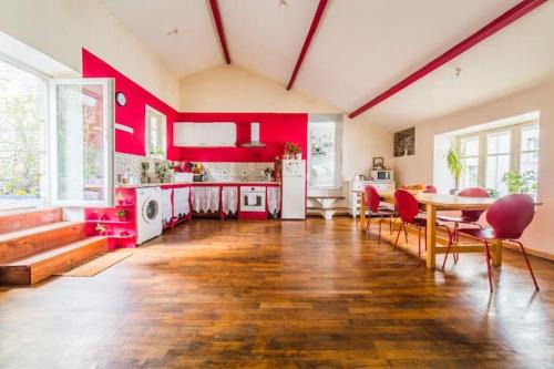 Eymoutiers Apartamento | Appartement rouge avec jardin