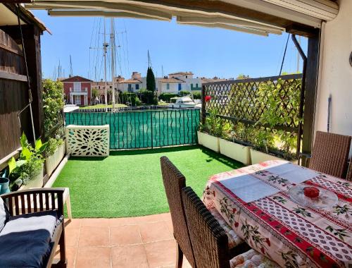Port Grimaud Apartamento | Appartement rue de l'amarrage à PORT GRIMAUD avec Terrasse vue canaux et garage