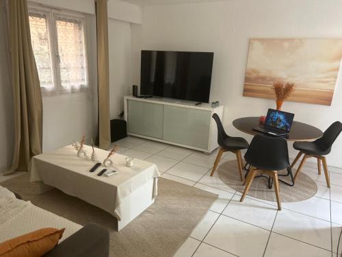 Cannes La Bocca Apartamento | Appartement spacieux climatisé piscines
