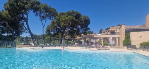 Saumane-de-Vaucluse Apartamento | Appartement sur golf de L'Isle-Sur-La-Sorgue