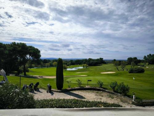Saumane-de-Vaucluse Apartamento | Appartement T2 magnifique vue sur golf avec climatisation avec piscine