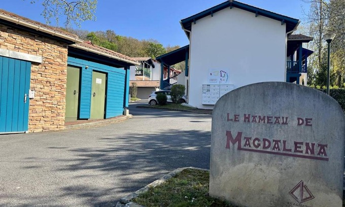 Cambo-les-Bains Apartamento | Appartement T2 à Cambo-les-Bains avec piscine, terrasse et parking privé, proche des thermes - FR-1-495-82