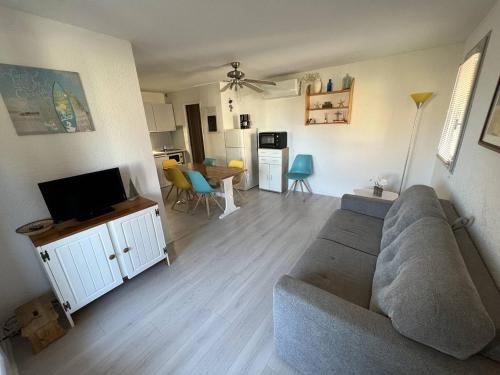 Port Leucate Apartamento | Appartement T2 climatisé, rénové, proche plage, avec terrasse et parking - Port Leucate - FR-1-81-586