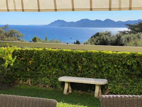 California - Pezou Apartamento | Appartement - villa Le Saint Georges avec superbe jardin et vue mer panoramique