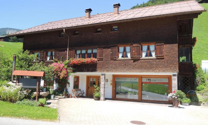 Schoppernau Apartamento | Appartements Karin Mitten im Grünen