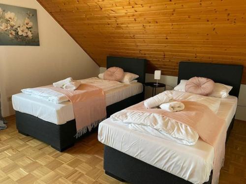 Hofheim in Unterfranken Apartamento | Appartio - Ferienwohnung "Dorfblick" Dachgeschoss - 6 Personen - Netflix - Waschmaschine