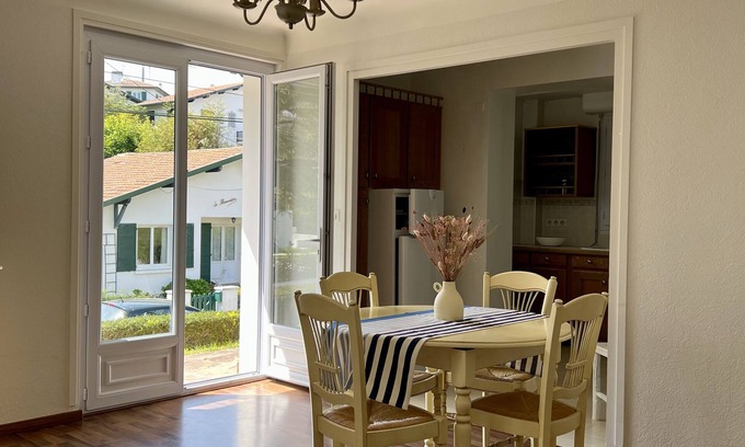 Ciboure Apartamento | Piso con terraza con vistas al mar situado en la planta baja de una casa vasca