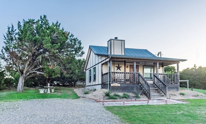 Fredericksburg Cabina | Appian Way Avalon Cottage - Private Hot Tub - 4 Min. to Downtown