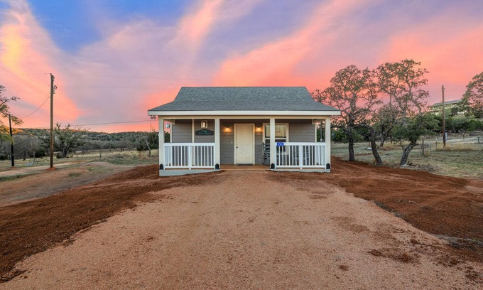 Fredericksburg Cabina | Appian Way Maltese Cottage - Private Hot Tub - 4 min. to downtown - Wildlife