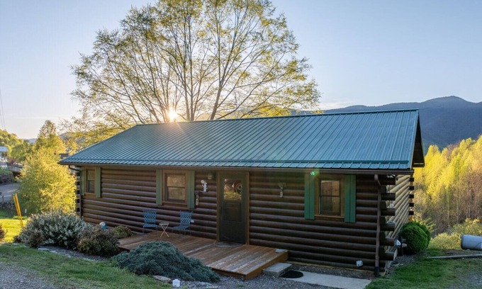 Waynesville Casa | Apple Blossom Cabin - Stunning Mountain Views, Pet Friendly