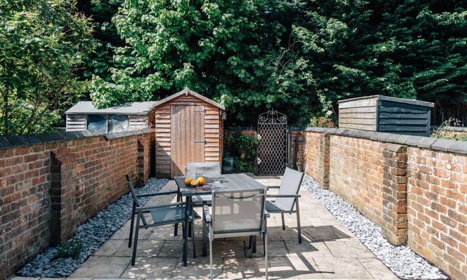 Henley Casa | Apple Blossom - From 125 Per Night