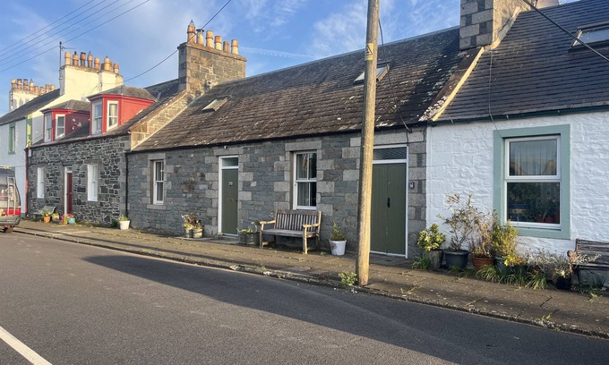 Wigtown Cabaña | Apple cottage: A cosy cottage with log burners and mature garden. Pet-friendly.