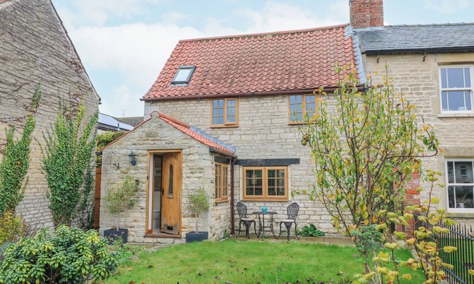 Old Somerby Cabaña | APPLE TREE COTTAGE, pet friendly, with open fire in Grantham