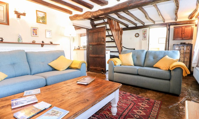Warnham Cabaña | APPLE TREE COTTAGE, pet friendly, with open fire in Warnham