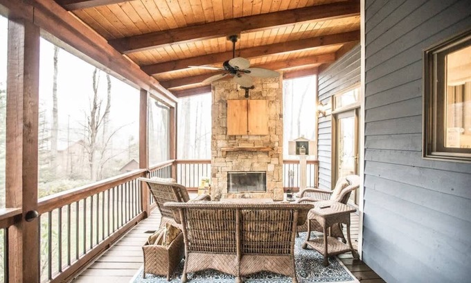 Hendersonville Casa | Apple Valley Chateau Mountain Getaway