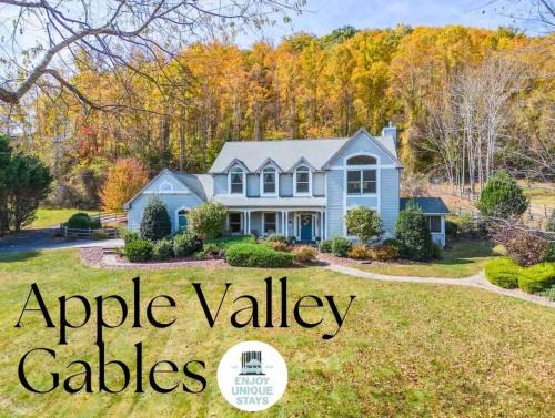 Hendersonville Casa | Apple Valley Gables-Cozy mountain home with views