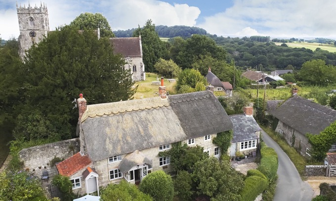 Donhead Saint Andrew Apartamento | Appleyard Cottage is a beautiful thatched cottage with plenty of character and modern comforts. Loca
