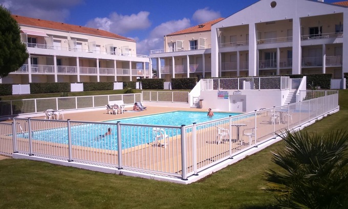 Chateau-d'Olonne Apartamento | Cita en rez de jardín con piscina, cerca de la playa.