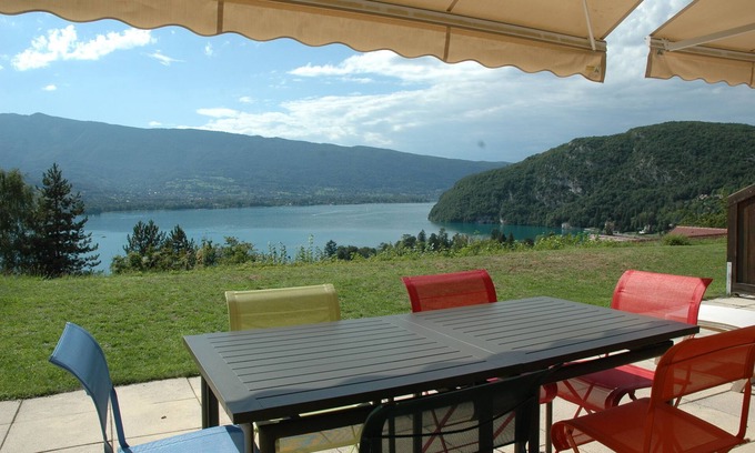 Talloires-Montmin Apartamento | Appt en la planta baja. Espectacular vista del lago de Annecy y las montañas.