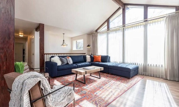 Sandy Apartamento | Apres Abode Ski Retreat w/Hot Tub & Games