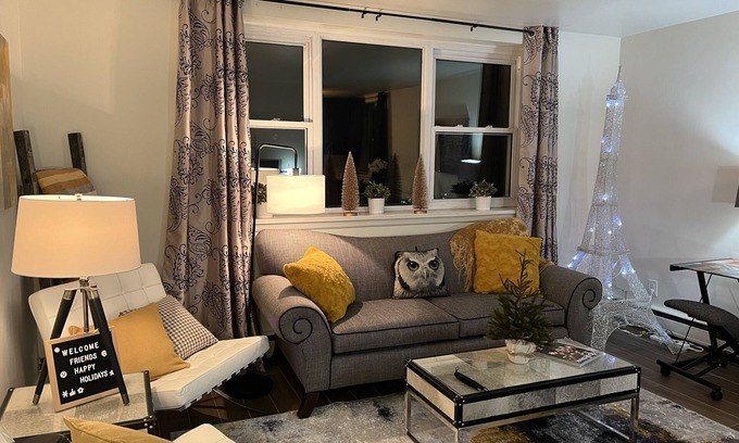 South London Apartamento | April in Paris Suite ~ One Bedroom Suite ~ Wortley Village - London Ontario