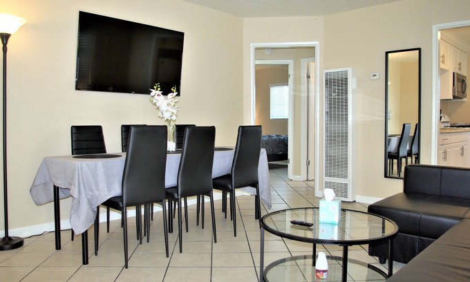 Logan Heights Apartamento | Apt #6, 2 bedroom / 1 bathroom, 8 min to Downtown!