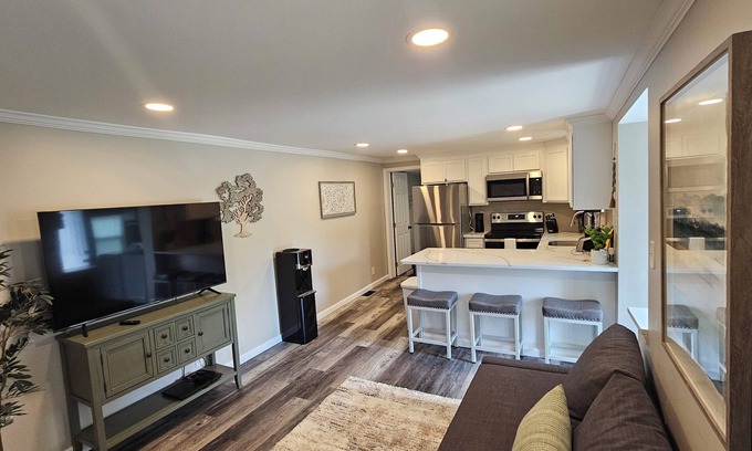 Marlton Apartamento | Apt. A, Cozy 2-bedroom in charming Evesham with AC, WiFi, fully updated place.