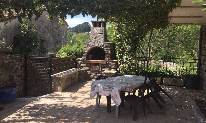 Vals-les-Bains Casa | Apt f2 en la planta baja de villa, jardín, barbacoa a 450m del centro del pueblo y tiendas.