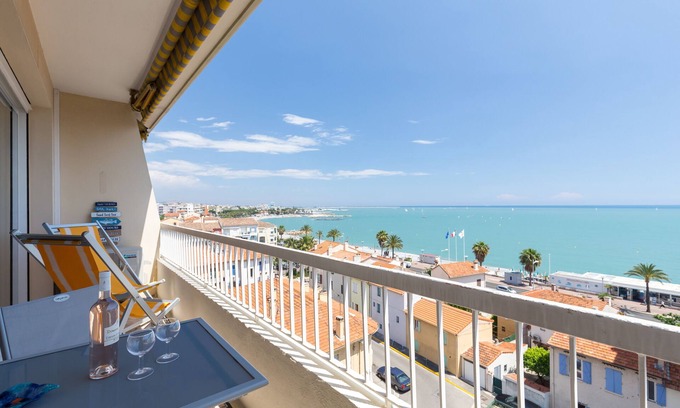 Cros-de-Cagnes Apartamento | APT FRONT BEACH, TERRACE, ELEVATOR, AIR CONDITIONING, WIFI, FREE PRIVATE PARKING