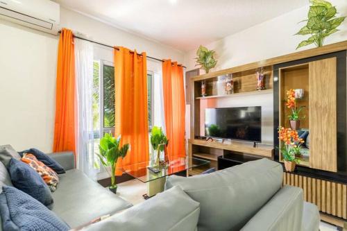 Runaway Bay Apartamento | Apt - Gated Community-Sleeps 4-Balcony-Parking