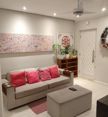 Vila Julia Apartamento | Apt Guarujá lado praia 2 Dorm FAN 2 WI-FI , Netflix, mobiliado, Ar, 1vaga, até 6 pessoas