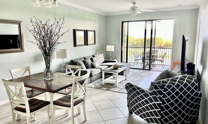 Bradenton Condominio | Apt in Luxury Resort Country Club with Golf, Pools, Food, Shopping