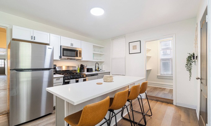 Mount Washington Apartamento | Apt in Mt Washington, Minutes to Sheraton & City Skyline Views w/Pack’n Play
