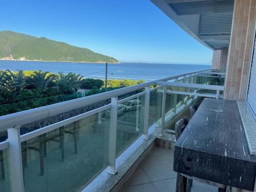Acores Apartamento | Apt Pé na Areia Floripa - Praia dos Açores - Churrasqueira na Varanda e Piscina