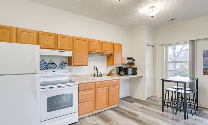 Ingles Apartamento | Apt w/ Lake Views - Day Trip to Virginia Tech!