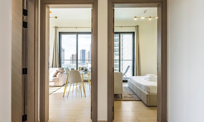 Jumeirah Village Circle Apartamento | Apt with Artful Interior and Urban Views