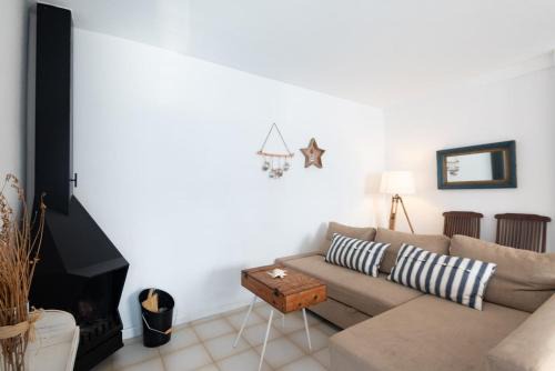 El Roc de Sant Gaieta Apartamento | Apt with swimming pool and parking, 3 minutes from the beach
