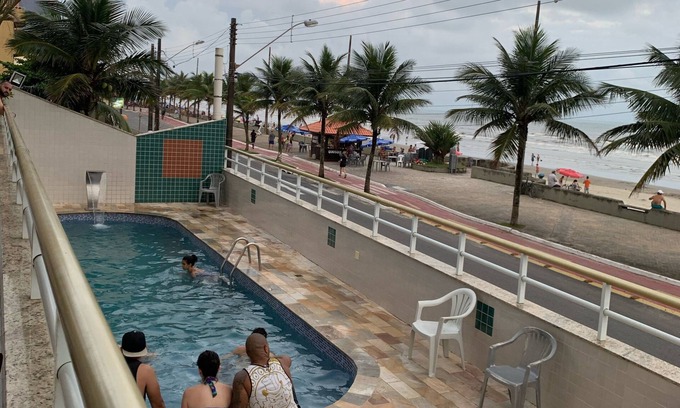 Mongagua Apartamento | Apto 1 Dorm Frente ao mar com Piscina no Centro