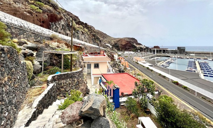 Puerto de la Estaca Apartamento | Apto con vistas al mar, a 100 m de la playa