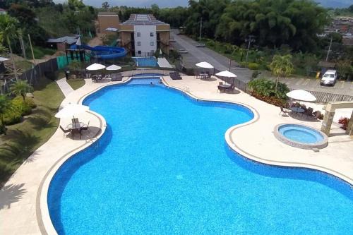 La Tebaida Apartamento | APTO WIFI+ AIRE AC +PISCINAS +JACUZZI +TOBOGAN+BBQ