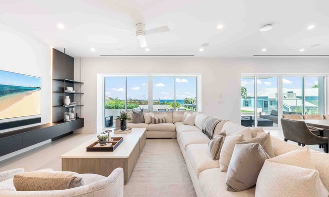 Seven Mile Beach Condominio | Aqua #2: Full-Floor Luxury Condo on 7Mile Beach w/Oceanfront Terrace, Private Hot Tub, & Communal Pool.