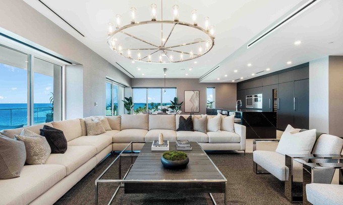 Seven Mile Beach Condominio | Aqua #4: Full Floor Luxury Condo on 7 Mile Beach w/ Shared Pool
